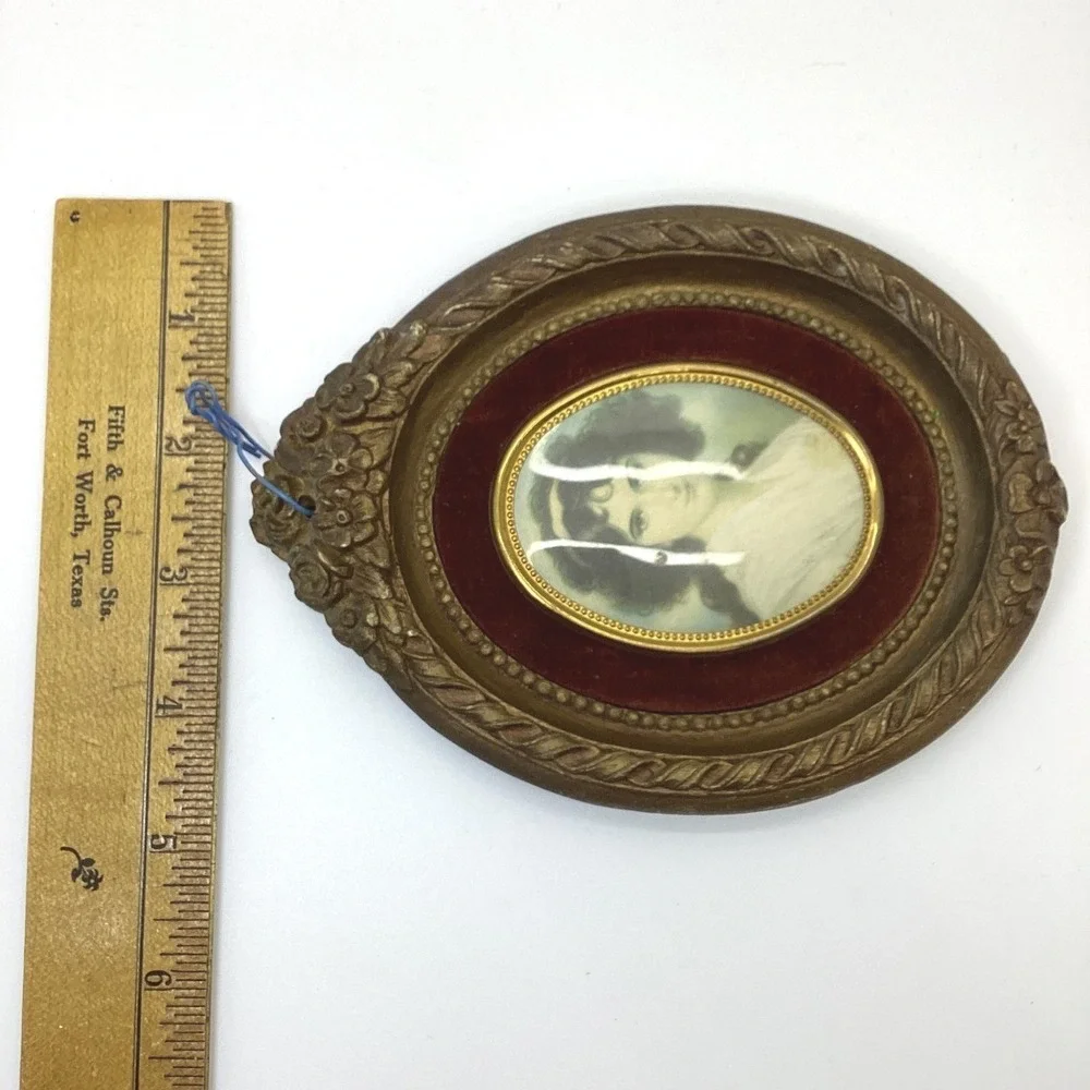 Vintage Victorian‎ Style Oval Miniature Portrait Red Velvet Gold Ornate Frame